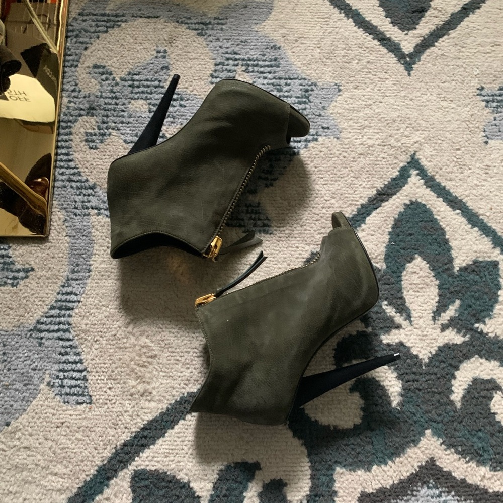 Giuseppe Zanotti sexy booties.  Heavy duty gold zippers. Beautiful olive green